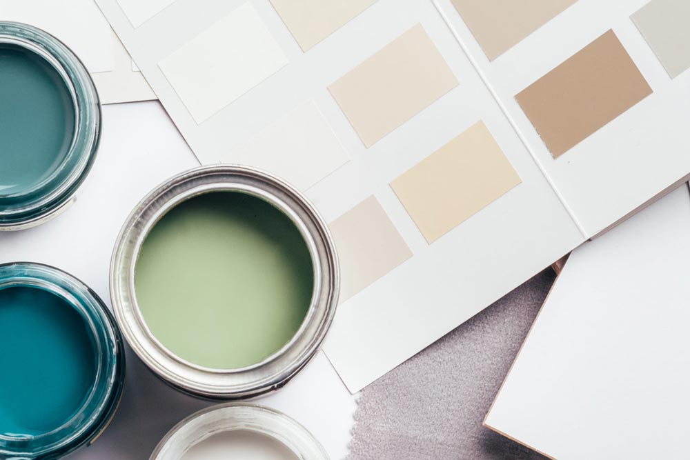 Målarburkar och färgprover